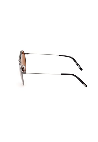 Metalliset aurinkolasit, joissa on hopeinen kehys, ruskeat linssit ja mustat muoviset varsitipit. Höyhenenkevyt muotoilu suorin varsin ja minimaalinen yksityiskohtaisuus.