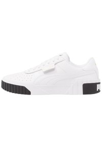 Baskets blanches avec une tige en cuir texturée, un bout perforé, des lacets plats et une semelle épaisse en caoutchouc noir avec un logo sur le talon.