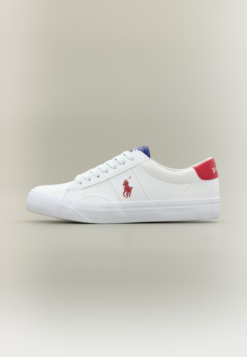 Άσπρο παπούτσι τύπου sneaker χαμηλού ύψους με κόκκινο λογότυπο Polo στο πλάι, κόκκινο ταμπελάκι στη φτέρνα και μπλε γλώσσα, τοποθετημένο σε ουδέτερο φόντο.
