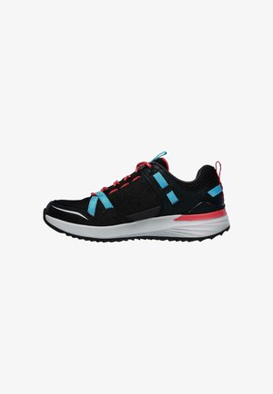 Zapatilla deportiva negra con detalles en rojo y azul, suela blanca, parte superior de malla transpirable y suela exterior resistente para actividades al aire libre.
