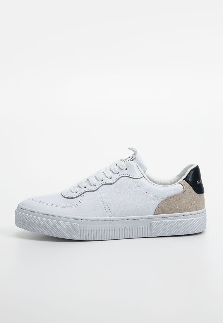 Weiße Sneaker aus Leder mit einem beige Wildlederakzent an der Seite und einer schwarzen Ferse. Mit runden Schnürsenkeln und strukturierten Gummisohlen.