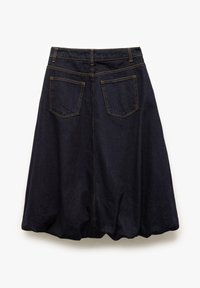 Jupe en denim bleu foncé avec une silhouette évasée, présentant une texture lisse, deux poches arrière et des surpiqûres jaunes visibles.