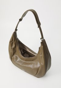 Bolsa de ombro em pele verde-oliva com forma curva, fecho de correr na parte superior e alça ajustável. Textura suave com um brilho subtil.