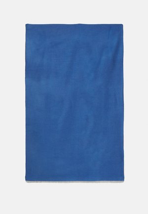 Niebieski tekstylny koc, o prostokątnym kształcie, gładkiej fakturze, z frędzlami na krawędziach, równomiernym rozłożeniu koloru, miękkiej tkaninie.