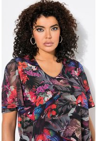 Blusa de estampado floral con vibrantes tonalidades rojas, rosas y verdes sobre un fondo oscuro; hecha de una tela ligera con diseño de escote en V.