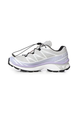 Scarpa da corsa grigio chiaro con suola nera, dettagli bianchi e lavanda e sistema di allacciatura rapida, vista di lato su sfondo bianco.