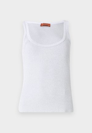 Débardeur blanc côtelé avec un col rond, présentant une texture fine et une étiquette en cuir près de l'épaule.