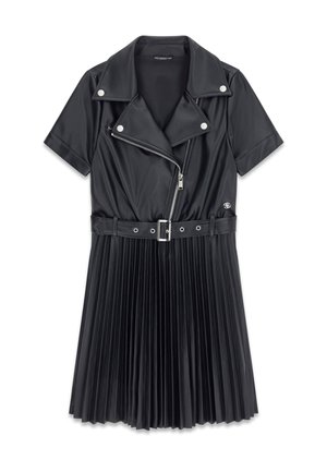 Schwarzes plissiertes Kleid mit kurzen Ärmeln und einem Reißverschluss im Biker-Stil vorne. Mit einem taillierten Gürtel und silberfarbigen Hardware-Akzenten. Glatte Textur.