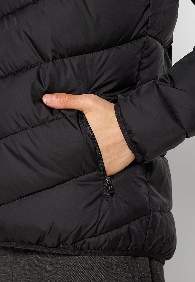 Giacca a vento nera con un motivo a quadri diagonali, dotata di una tasca laterale con zip e polsini elasticizzati. Materiale in nylon liscio.