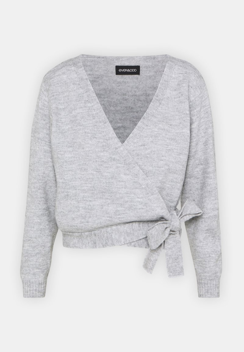 Pull en maille gris clair style cache-cœur avec manches longues et un nœud noué sur le côté, longueur raccourcie, tissu doux et texturé.