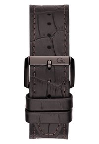 Svart läderarmband med krokodilsmönster, bruna sömmar, och en blank metallsplitsa. Har flera hål för storleksjustering.