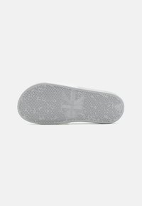Calvin Klein Jeans SLIDE MONOGRAM  - Papuci - bright white/oyster mushroom