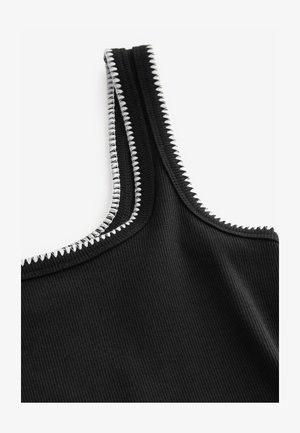 Zwart geribd tanktop met zilveren stiksel langs de zomen, die de halslijn en armsgaten accentueren. Soepele textuur en aansluitend ontwerp.