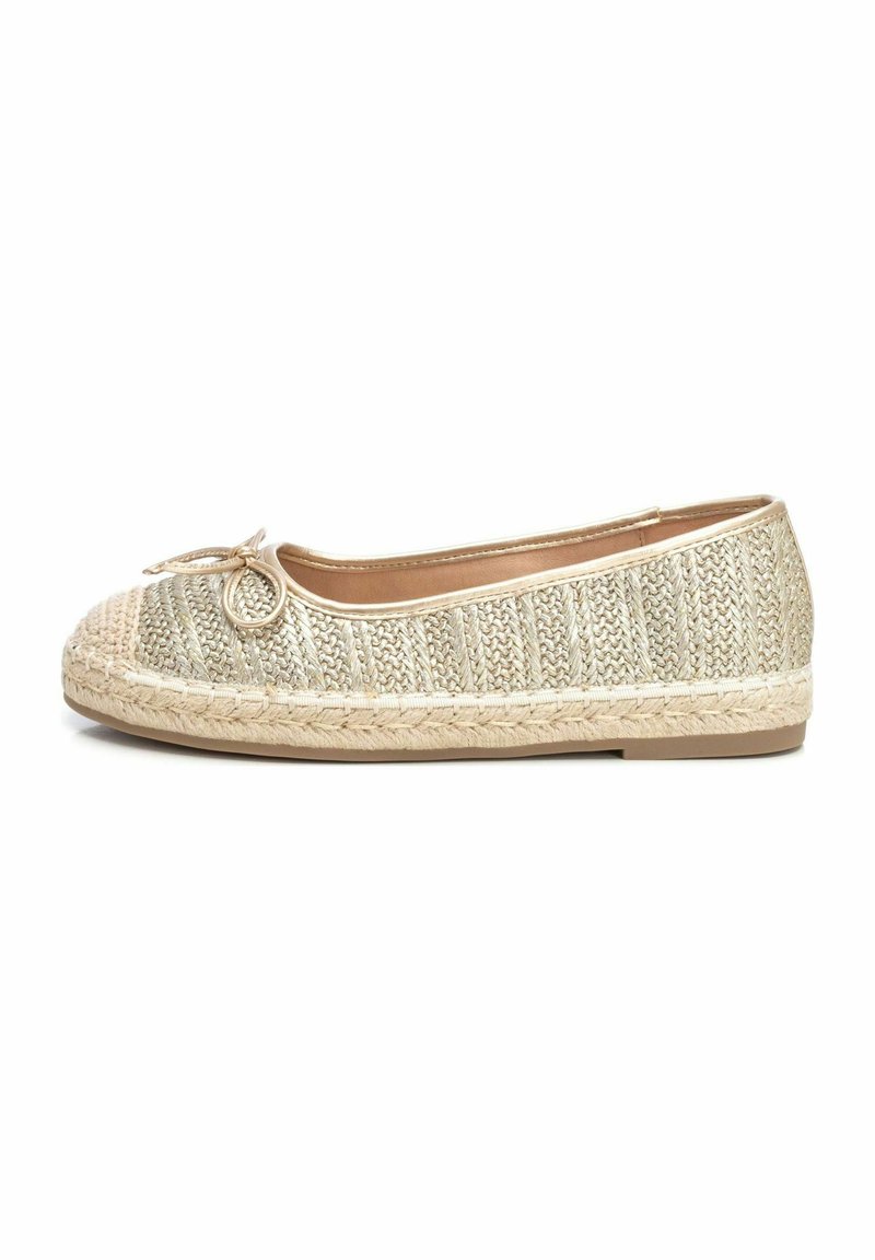 Bailarinas de tela texturizada en color dorado con diseño trenzado, punta redonda y un lazo decorativo. Presentan una suela estilo cuerda natural.