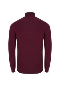 Burgundowy sweter z długim rękawem, wysoki kołnierz, prążkowane mankiety i dół, wykonany z miękkiej dzianiny, gładka faktura, minimalistyczny design.