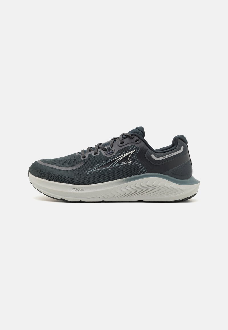 Scarpe da corsa da uomo in materiale mesh grigio scuro con suola grigio chiaro. Presentano un design aerodinamico, una tomaia testurizzata e dettagli riflettenti.