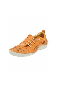 Oranje geperforeerde leren schoen met witte rubberen zool, voorzien van vetersluiting en uitsnijdingen voor ademend vermogen.