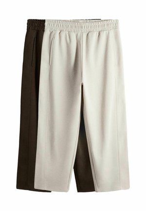 Dwie pary spodni z elastycznym pasem wykonanych z mieszanki bawełny, jedna beżowa z przodu, a druga ciemnobrązowa częściowo z tyłu, obie z bocznymi kieszeniami.