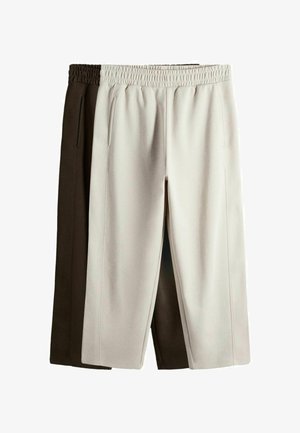 Twee paar broek met elastische taille van katoenmix, één beige aan de voorkant en één donkerbruin deels achter, beide met zijzakken.