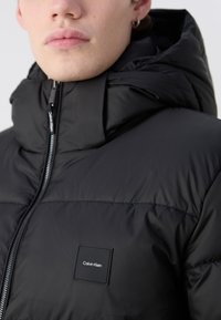 Calvin Klein HOODED QUILT PUFFER - Zimska jakna - black