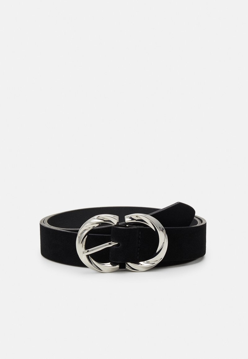 Ceinture en cuir noire avec une boucle double anneau torsadée argentée brillante, posée à plat sur un fond blanc.