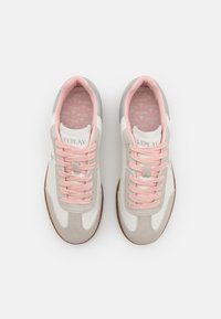 Baskets blanches et grises avec des lacets et des accents roses. Présentent un dessus en suède et synthétique, une semelle en caoutchouc texturé, et un logo de marque sur la languette.