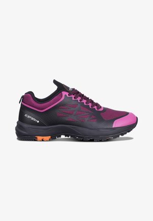 Zapatilla de trail running negra y morada con suela texturizada, patrones geométricos laterales y puntera rosa, diseñada para actividades al aire libre.