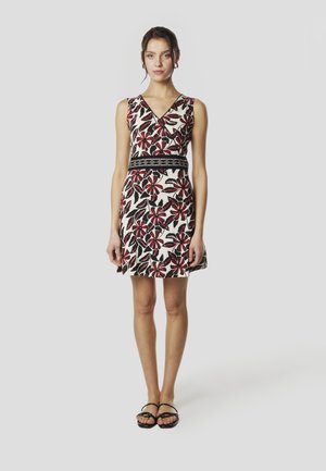 Ziedu raksta kleita ar V veida izgriezumu, krāsās melna, sarkana un balta. Viduklis izcelts ar melnu joslu. Gluda auduma tekstūra.