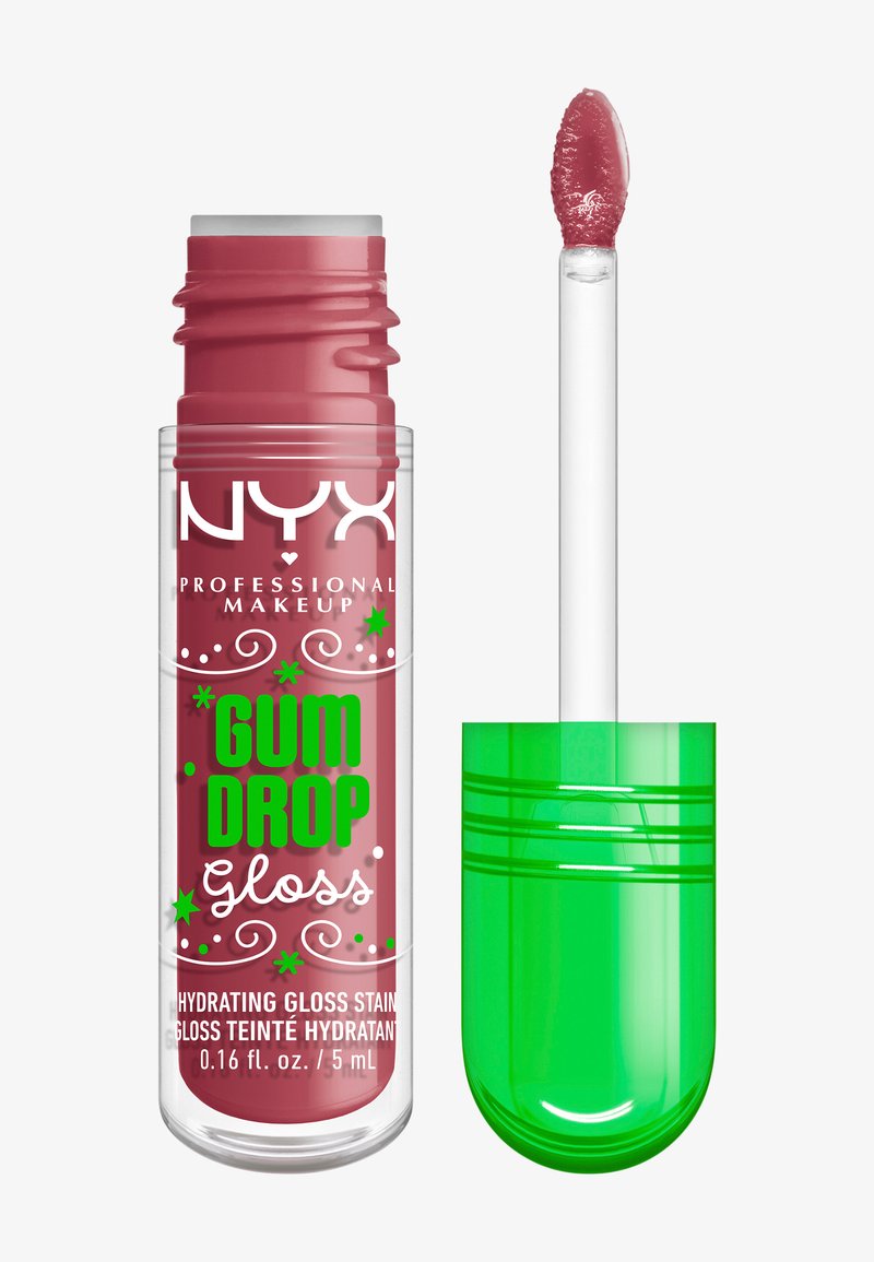 Gloss NYX Gum Drop in un tubetto trasparente con tappo verde. Il gloss ha un colore rosa chiaro con una finitura morbida e lucida e applicatore a punta di feltro.