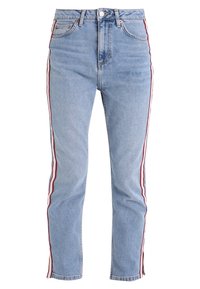 Jeans de mezclilla azul claro con un diseño de cintura alta, piernas rectas y franjas rojas laterales. La textura es suave con un ligero desgaste.