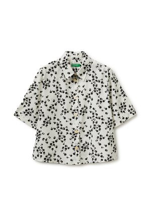 Biała krótka koszula na guziki z krótkim rękawem, z czarnym drobnym wzorem kwiatowym i spiczastym kołnierzykiem, z etykietą United Colors of Benetton.
