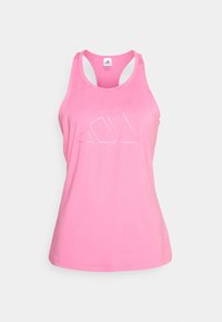 Różowy sportowy top na ramiączkach typu racerback, wykonany z miękkiego materiału, z białym logo na przodzie.