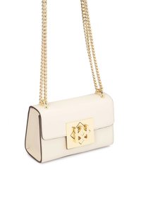 Κρέμα δερμάτινη τσάντα χειρός με χρυσή αλυσίδα, ορθογώνιο σχήμα, με γεωμετρικό χρυσό κούμπωμα μπροστά και αντίθετους καφέ γύρους.