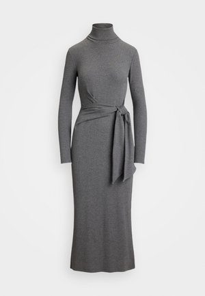 Robe grise à manches longues avec un col montant, présentant un détail à nouer à la taille et une silhouette cintrée, fabriquée dans un tissu doux et extensible.