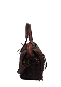 Sac à main en cuir marron vu de côté, avec une anse tressée, un détail de fermeture éclair et une bandoulière réglable. Texture lisse, forme arrondie.