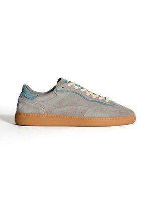 Grau Wildleder Sneaker mit blauer Verkleidung, weißen Schnürsenkeln und einer Gummisohle, seitlich auf einem weißen Hintergrund gezeigt.