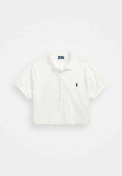 Hvit, kortermet polo skjorte laget av bomull, med krage og en fem-knapps knappestolpe. Liten blå logo på venstre bryst.