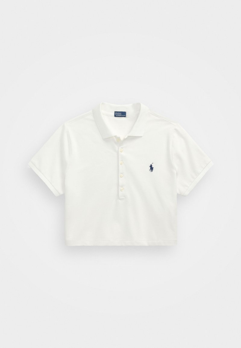 Λευκό, κοντομάνικο πόλο μπλουζάκι φτιαγμένο από βαμβάκι, με γιακά και πλάκα πέντε κουμπιών. Μικρό μπλε λογότυπο στο αριστερό στήθος.