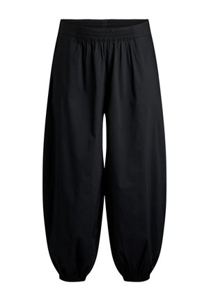 Černé kalhoty s volnějším střihem, vyrobené z lehké látky. Mají elastický pas a stažené lemy u kotníků.