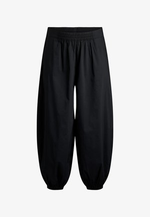 Čierne nohavice s voľným strihom, vyrobené z ľahkej látky. Majú elastický pás a nariasené manžety na členkoch.