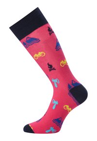 Farverige knæhøje strømper med en lyserød krop og blå, sorte og gule mønstre relateret til udendørs aktiviteter. Sort ribkant ved toppen og tådesignet.