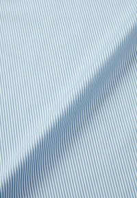 Tessuto azzurro chiaro con sottili righe verticali in un pattern uniforme. Il materiale appare liscio con una leggera lucentezza.