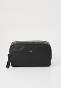 Borse da toiletta in pelle nera con forma rettangolare, chiusura con zip e manico. Presenta un marchio sottile in lettere impresse. Texture liscia.