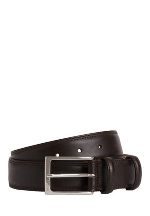 Ceinture en cuir marron avec une texture lisse, dotée d'une boucle rectangulaire en argent et de plusieurs trous d'ajustement sur toute sa longueur.