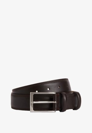 Cintura in pelle marrone con texture liscia, dotata di una fibbia rettangolare in argento e diversi fori di regolazione lungo tutta la lunghezza.