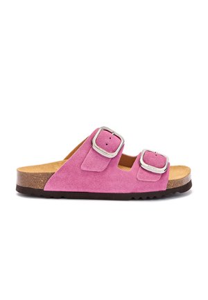 Różowy zamszowy sandał wsuwany z dwoma regulowanymi srebrnymi klamrami i korkową wkładką na czarnej, żłobkowanej podeszwie.