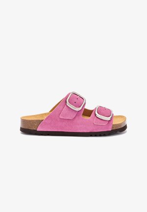 Różowy zamszowy sandał wsuwany z dwoma regulowanymi srebrnymi klamrami i korkową wkładką na czarnej, żłobkowanej podeszwie.