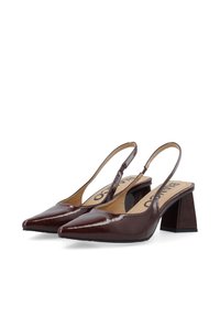Burgundy-lakkakengät slingback-mallissa, teräväkärkiset ja lohkarekorot; niissä on leikattu sivu ja kohokuvioitu logo pohjallisessa.