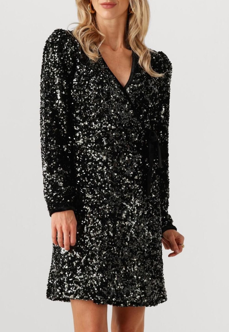 Robe noire à sequins avec manches longues bouffantes, encolure en V et taille nouée. Le tissu est brillant et texturé avec une coupe ajustée.