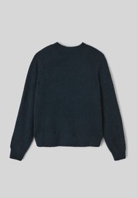 Pull en laine bleu marine à manches longues, col rond et ourlet à côtes. Texture douce avec un design simple et sans ornements.